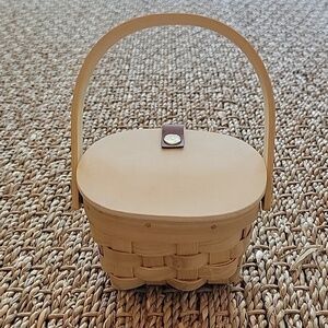 MINIATURE wicker basket with lid and handle.  Very cute.